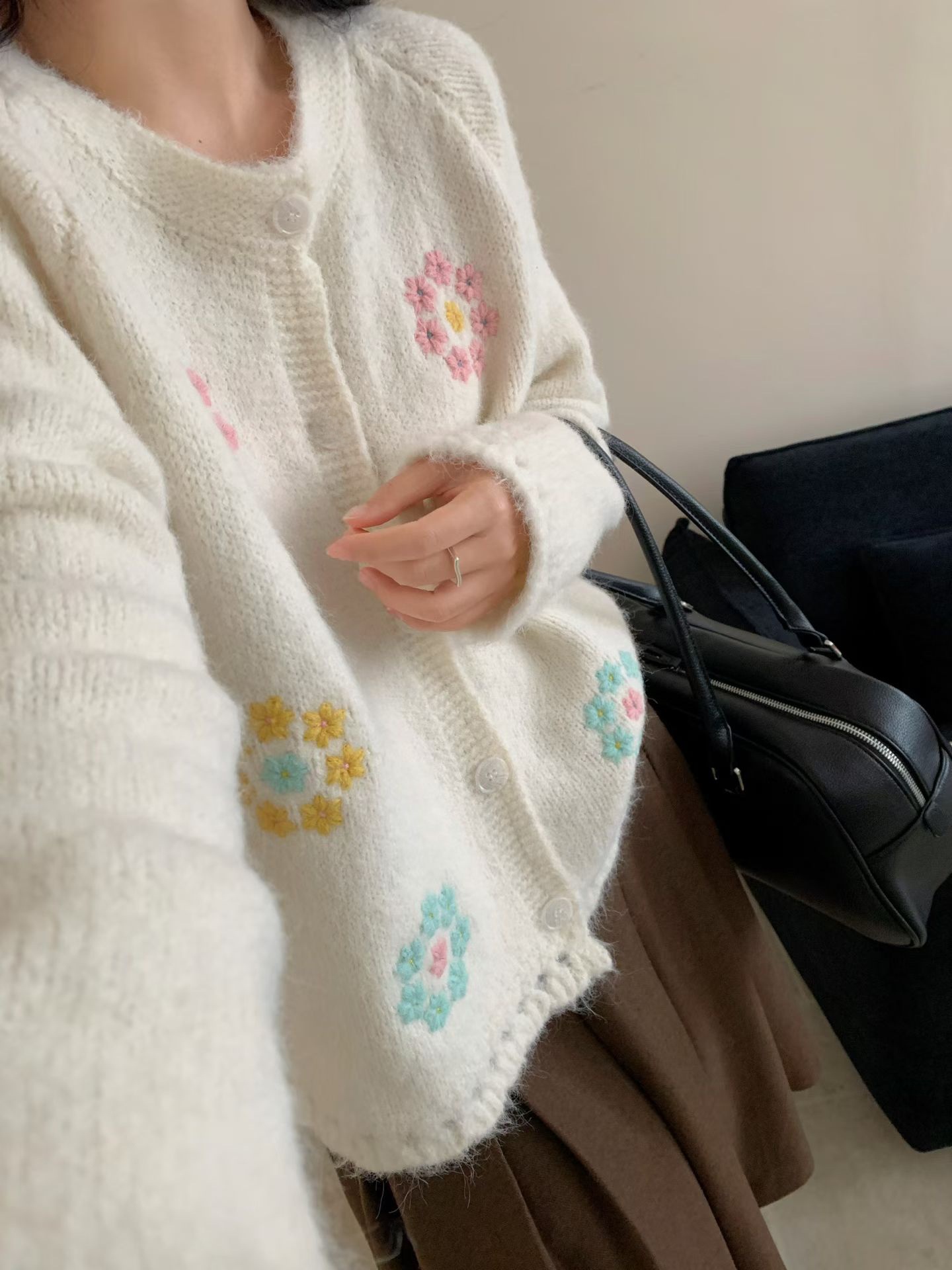 Kardigan Sweater Lembut Nyaman - Embroidery Egg ulasan dan harga